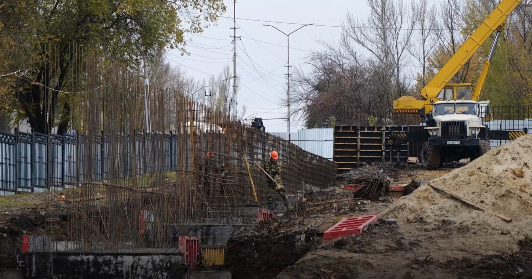 Родители контролируют строительство новой школы в Саратове